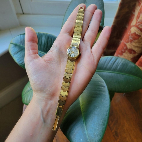 Vintage Dainty Gold Avia 17 Jewels Swiss Made Incabloc Watch - Picture 6 of 8